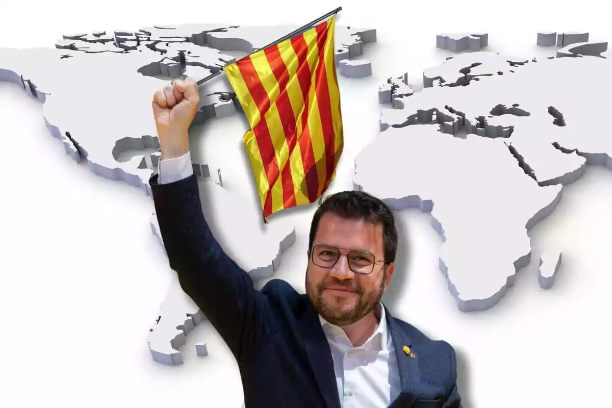 Montaje fotográfico con Pere Aragonès sujetando una bandera catalana con un mapamundi de fondo