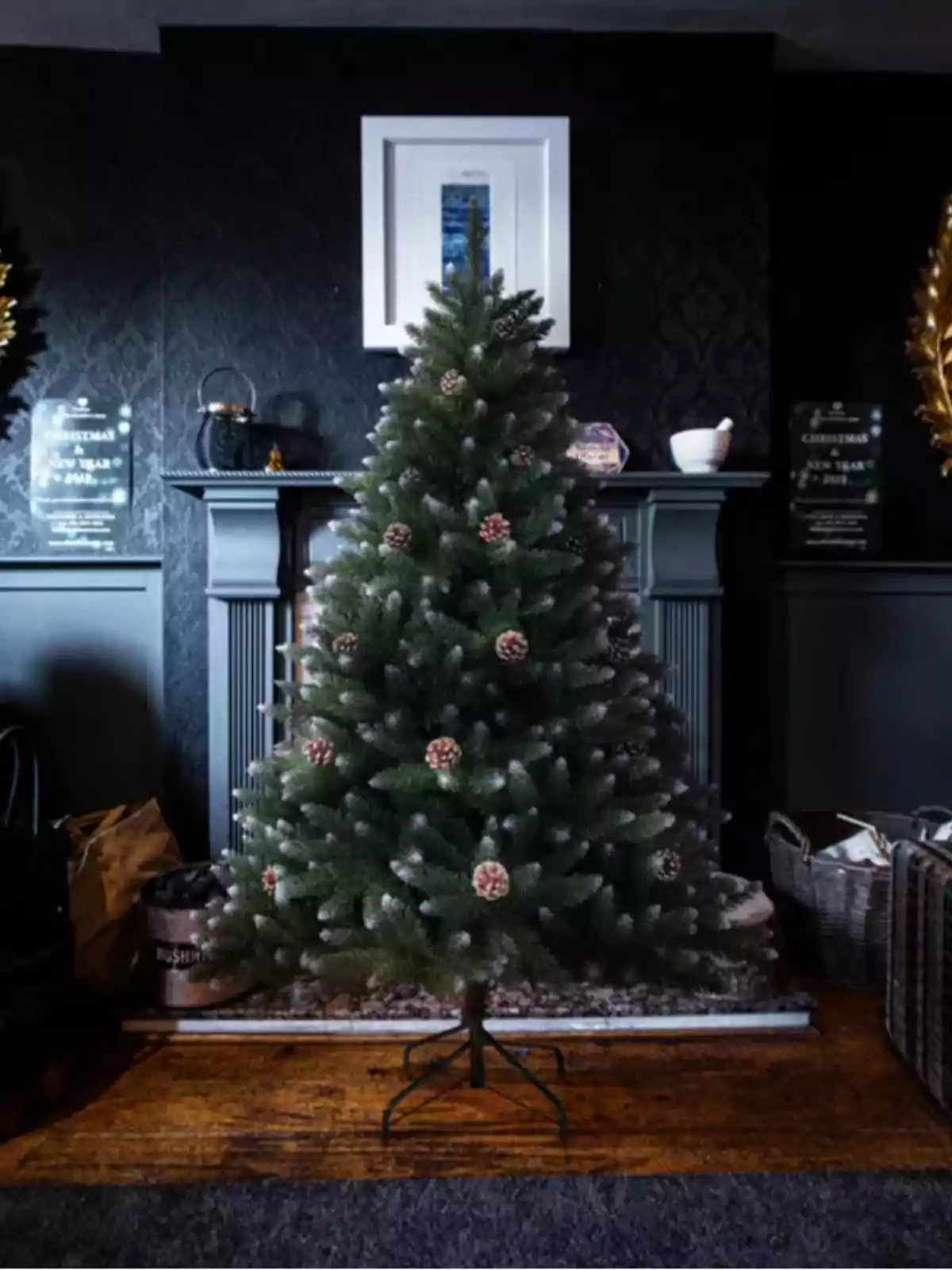 Un árbol de Navidad decorado con piñas en una sala con chimenea y paredes oscuras. Un árbol de Navidad decorado con piñas en una sala con chimenea y paredes oscuras.