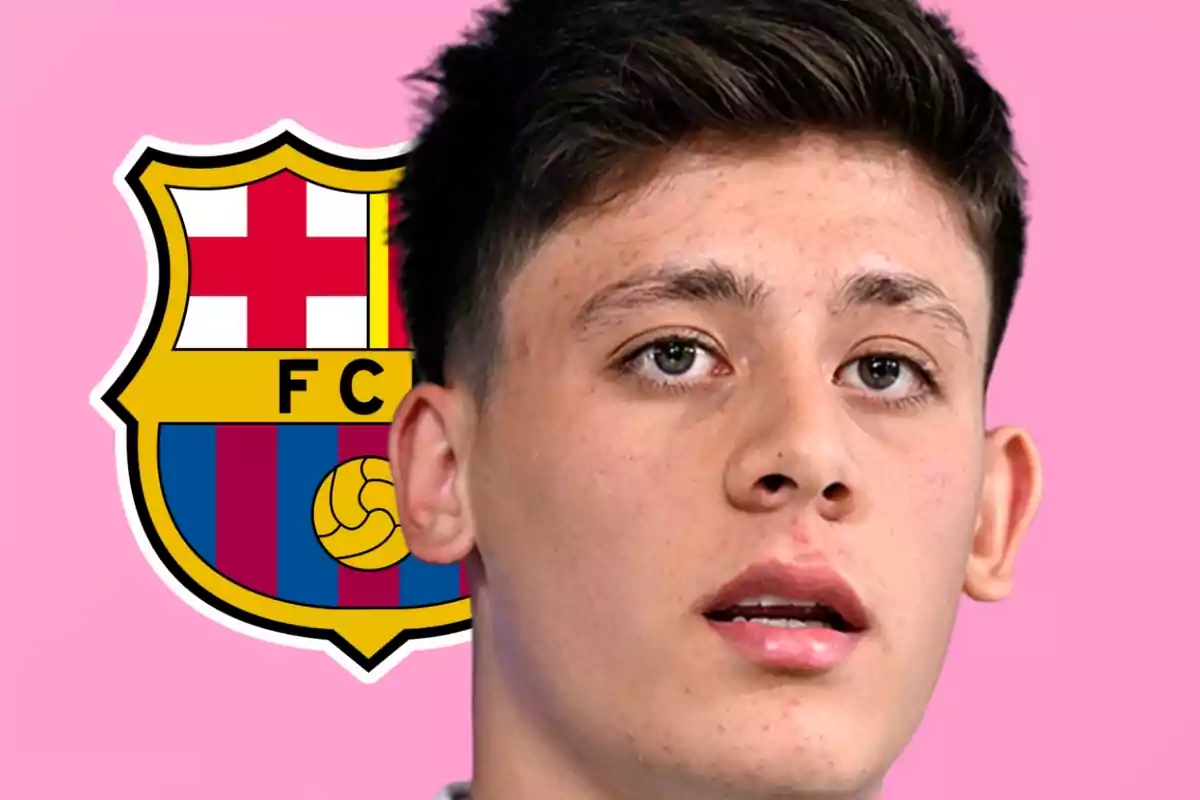 Joven frente al escudo del FC Barcelona sobre un fondo rosa.