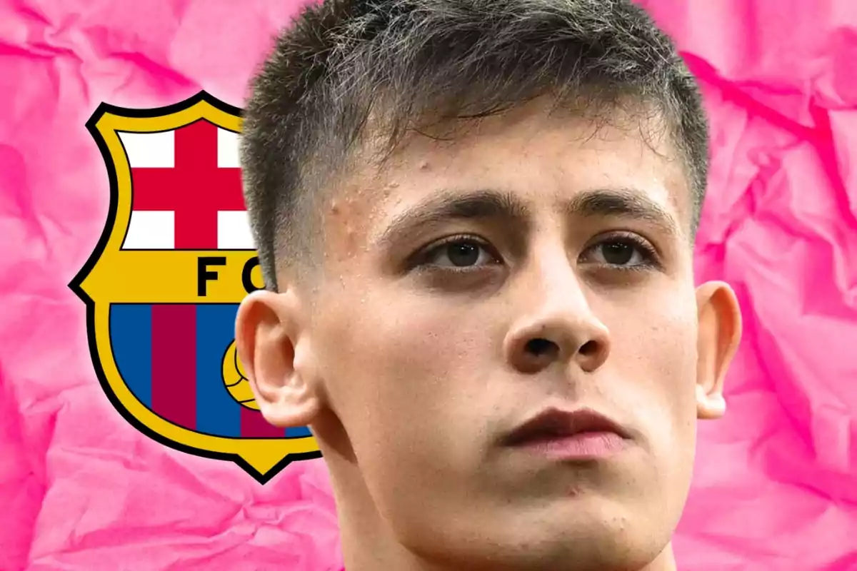 Joven con fondo del escudo del FC Barcelona sobre un fondo rosa.