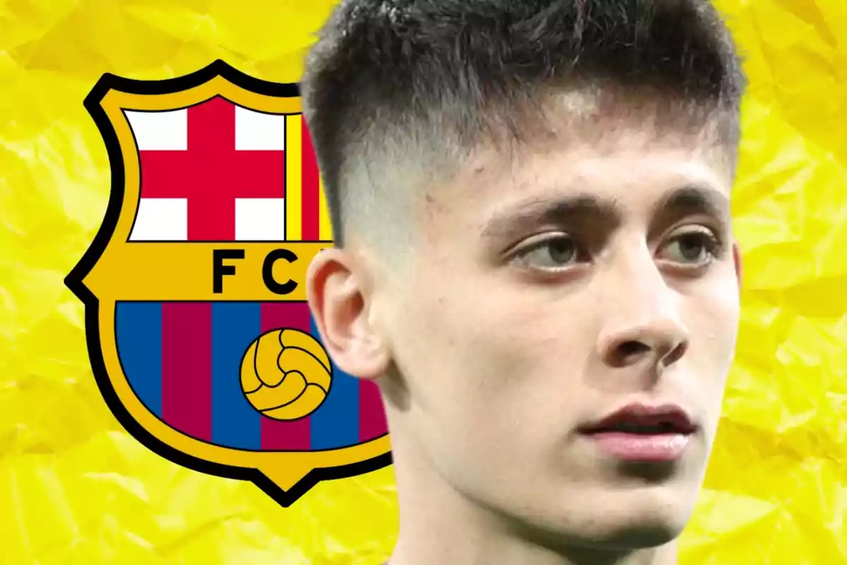 Un joven con cabello corto y oscuro frente al escudo del FC Barcelona sobre un fondo amarillo.