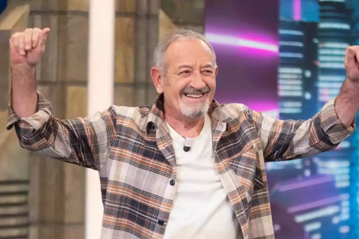 Karlos Arguiñano mayor sonriendo con los brazos levantados en El Hormiguero.