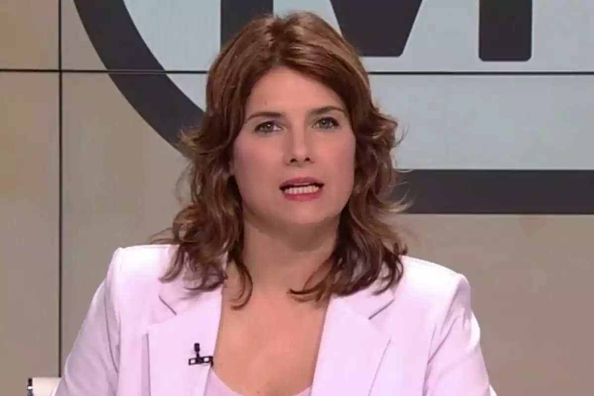 Ariadna Oltra con cabello castaño y chaqueta blanca hablando frente a una cámara en Els Matins de TV3.