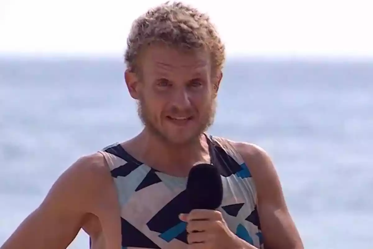 Captura de Arkano llorando en la playa de Supervivientes