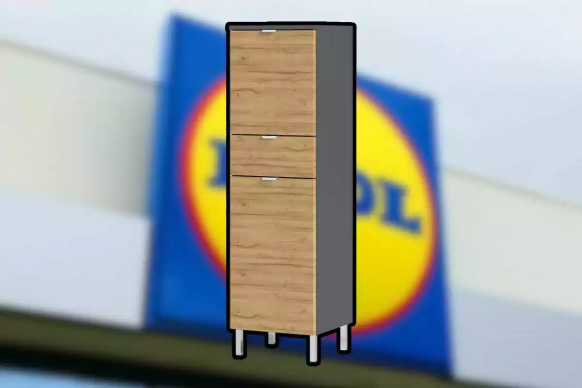 Un mueble de almacenamiento de madera con tres compartimentos frente a un logotipo borroso de una tienda. Un mueble de almacenamiento de madera con tres compartimentos frente a un logotipo borroso de una tienda.