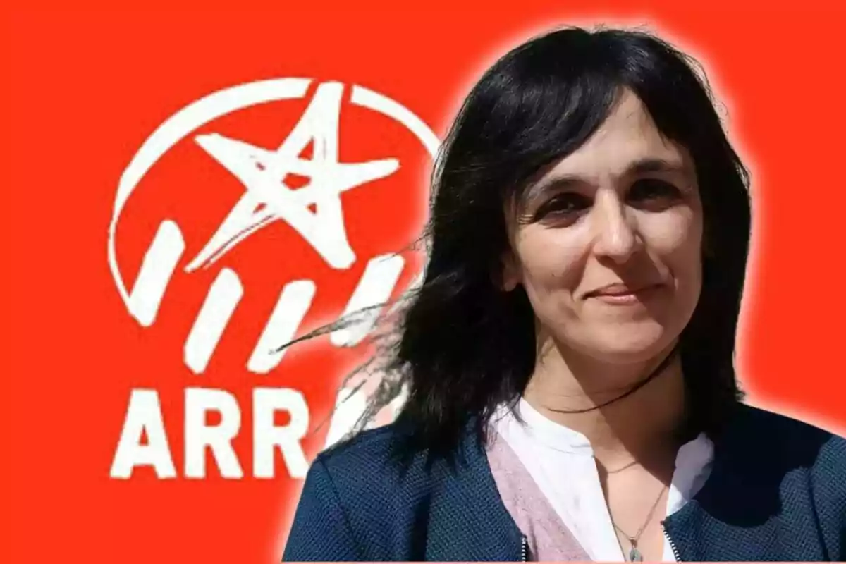 Mujer de cabello oscuro frente a un fondo rojo con un logotipo blanco de una estrella y la palabra "ARRA".