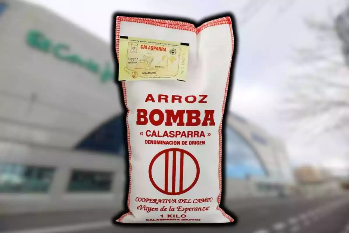 Paquete rojo y blanco de lona antiguo de arroz bomba Calasparra sobre fondo de El Corte Inglés desenfocado Paquete rojo y blanco de lona antiguo de arroz bomba Calasparra sobre fondo de El Corte Inglés desenfocado