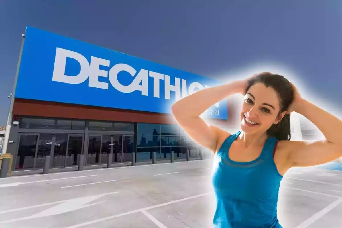 Mujer con morena camiseta azul sin mangas, sonriente, con las manos en la cabeza y sobre fondo de Decathlon