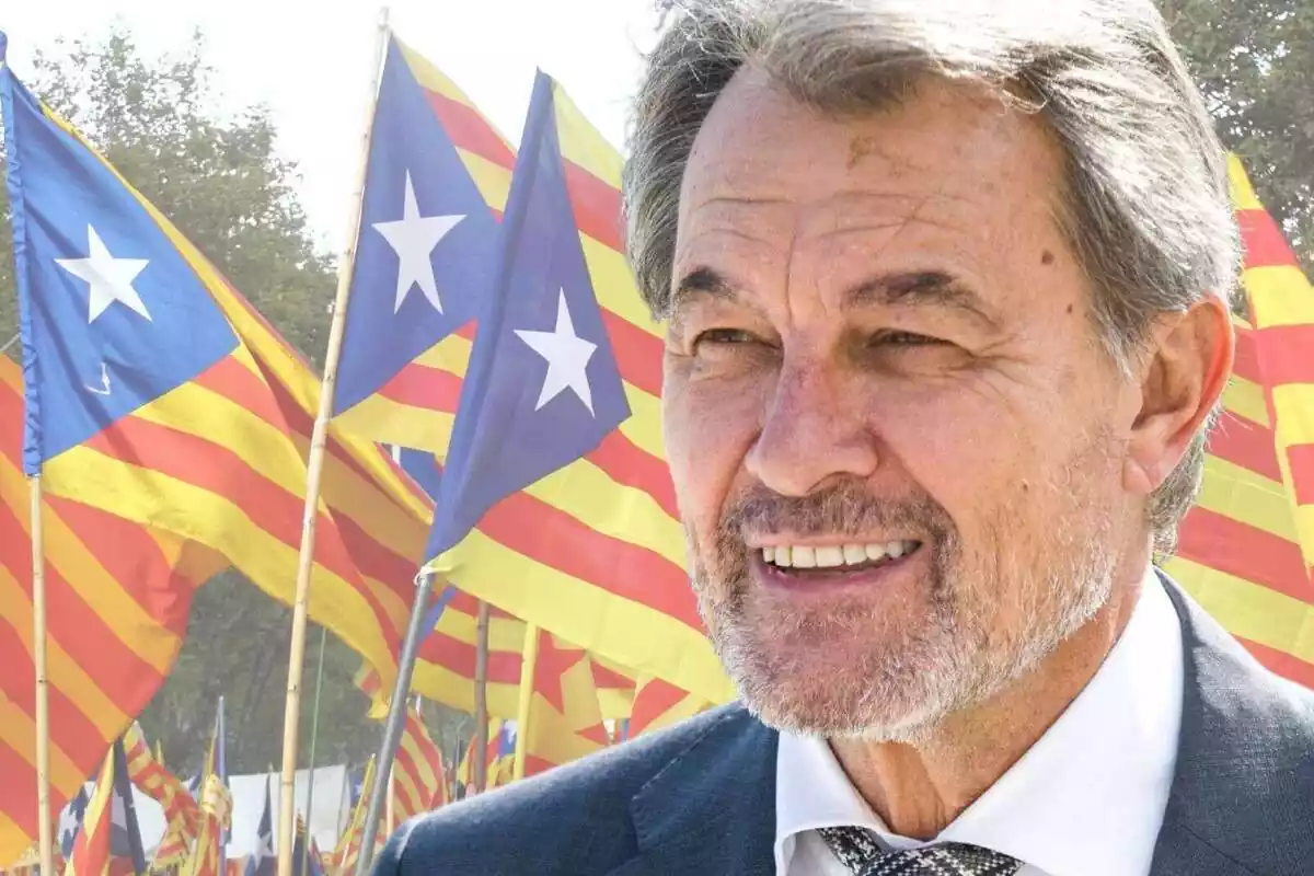 Primer plano de Artur Mas y una foto de varias banderas esteladas de fondo