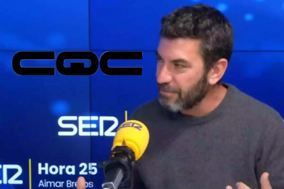 Arturo Valls con barba hablando en un estudio de radio con un micrófono amarillo y fondo azul con el logo de Caiga quien caiga.