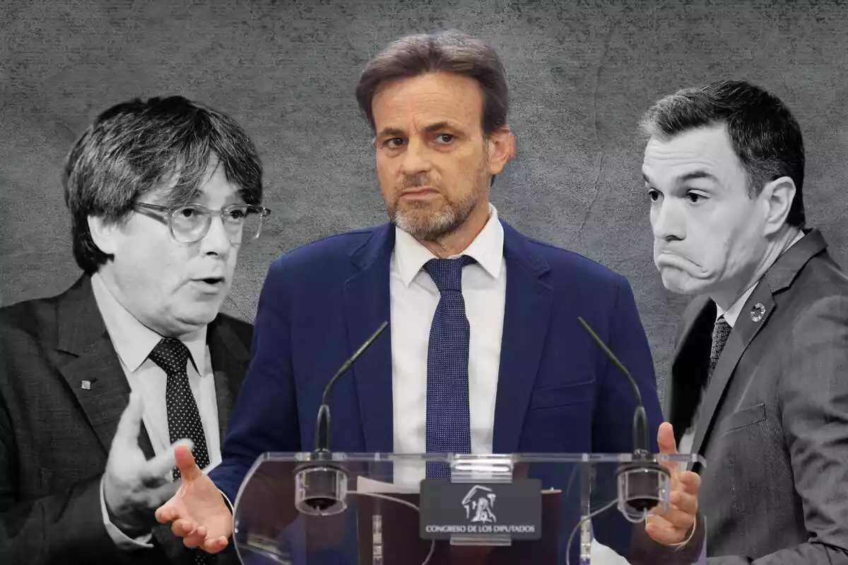 Montaje fotográfico con Jaume Asens en medio y Carles Puigdemont y Pedro Sánchez en blanco y negro, uno a cada lado