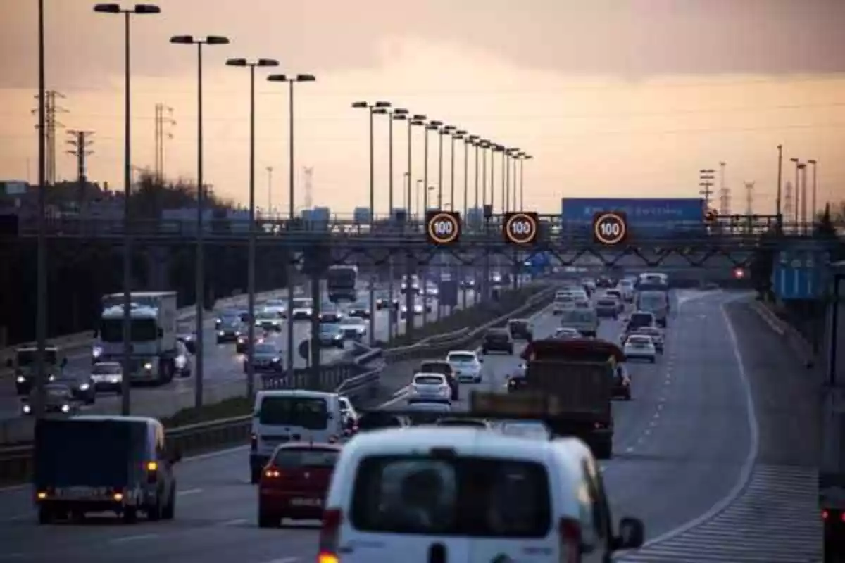 Imagen de las carreteras de las afueras de Barcelona con coches y un cielo con la puesta de sol