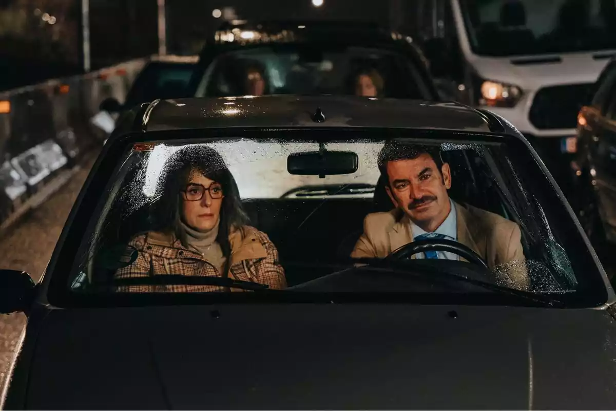 Fotografía de Arturo Valls dentro de un coche como protagonista de la serie Atasco en Prime Video