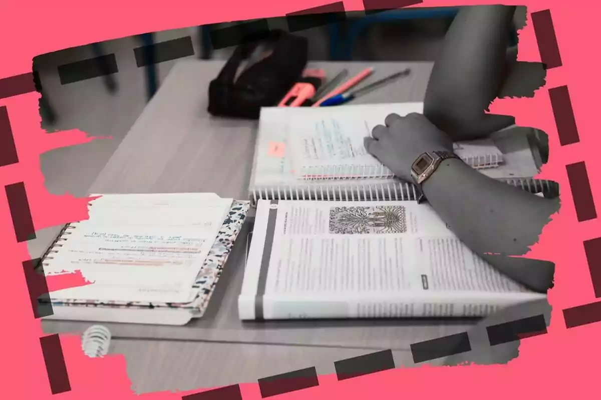 Una persona estudiando en una mesa con varios cuadernos y libros abiertos, rodeada de útiles escolares como bolígrafos y resaltadores, con un marco decorativo en tonos rosados y negros.