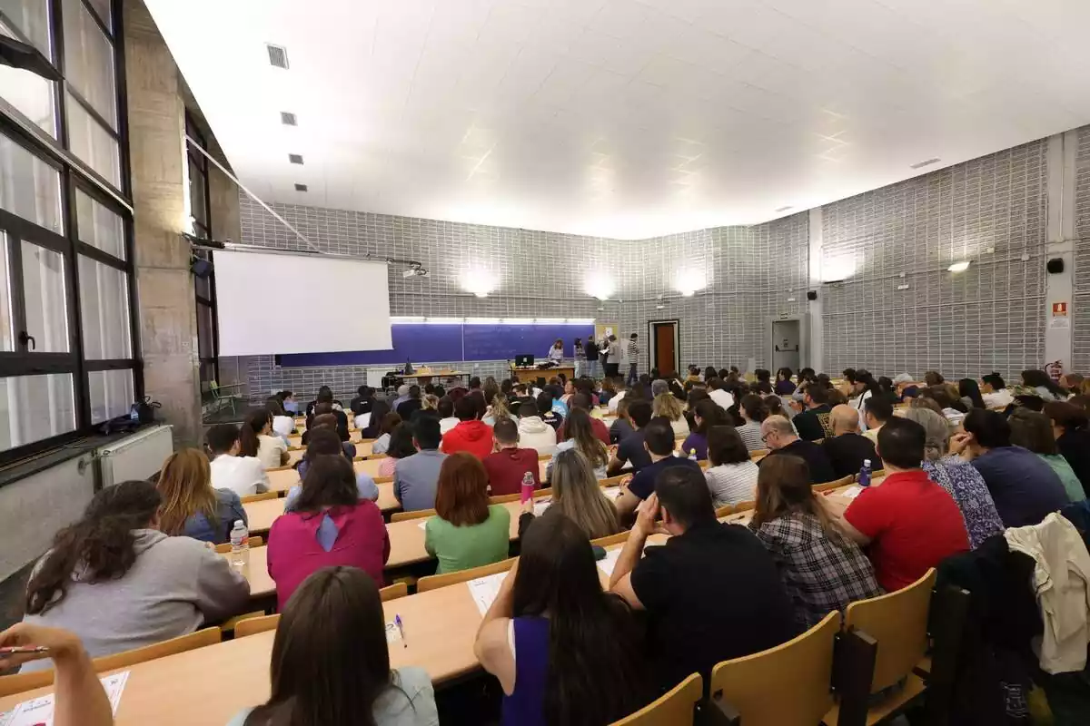 Numerosas personas realizan las pruebas de acceso a Correos, en la Facultad de Biológicas de la Universidad Complutense de Madrid, a 7 de mayo de 2023, en Madrid