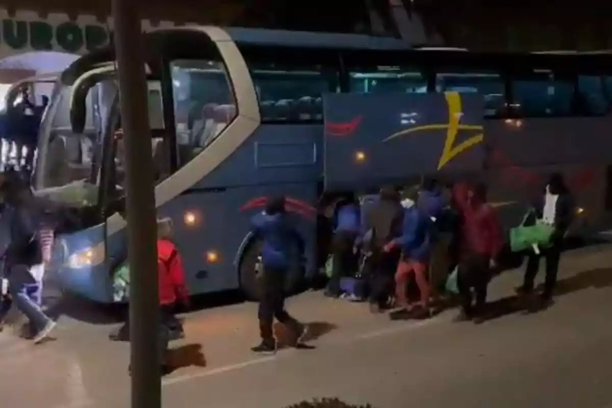 Captura de un video en el que unos inmigrantes ilegales bajan de un autobus en El Vendrell (Tarragona)