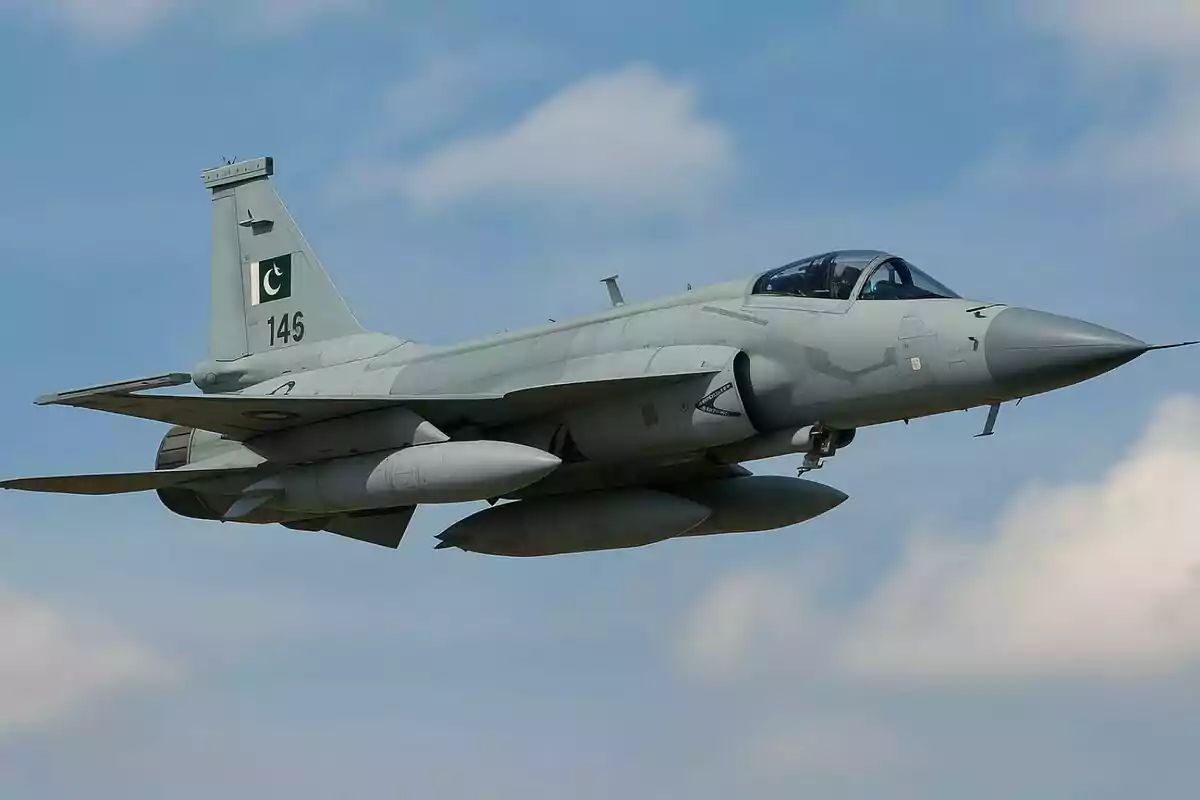 Un avión de combate volando en el cielo con la bandera de Pakistán en la cola. Un avión de combate volando en el cielo con la bandera de Pakistán en la cola.
