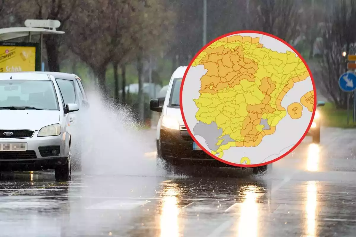 Montaje con coches circulando tras la lluvia y un mapa de avisos