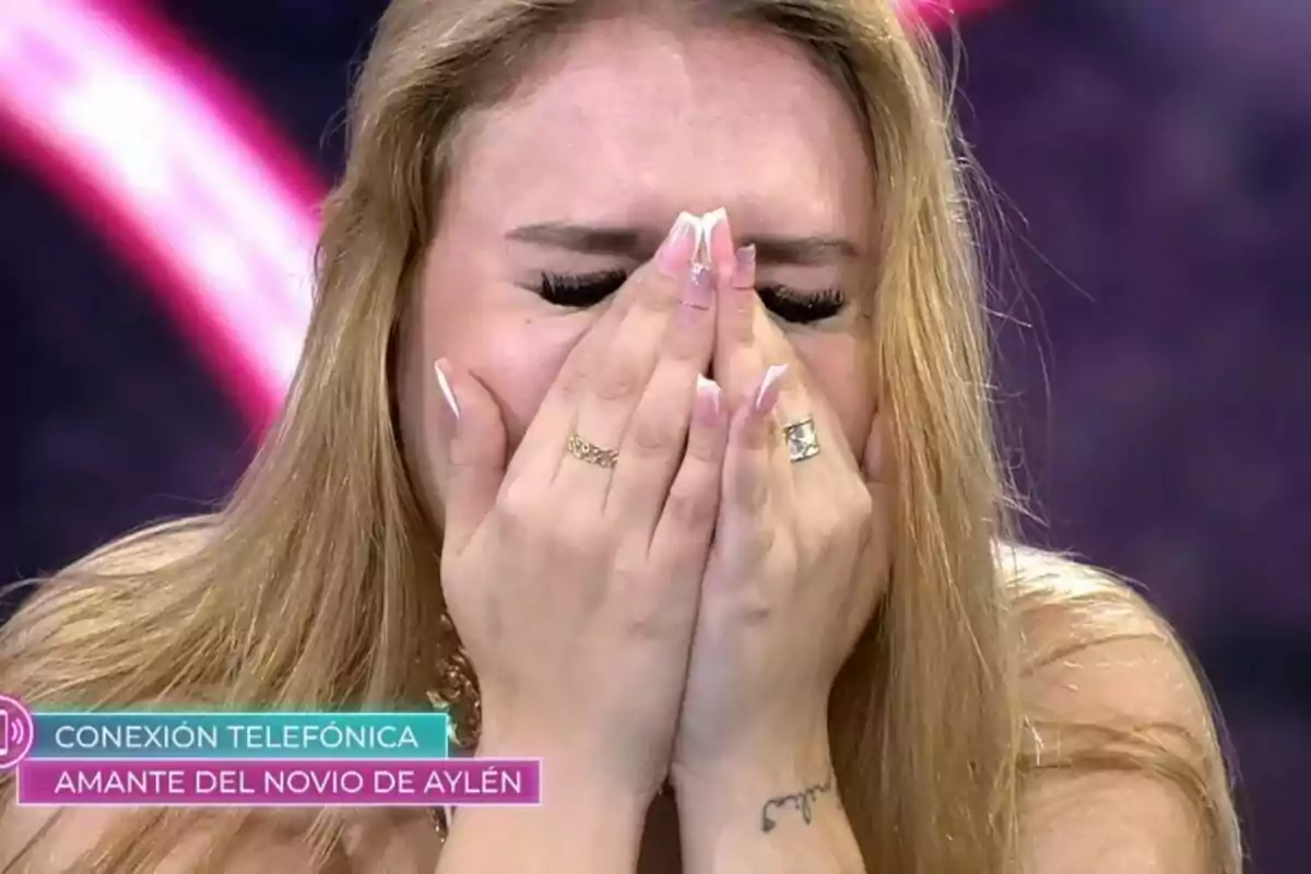Aylen, una invitada de La Vida Sin Filtros, llorando en plató Aylen, una invitada de La Vida Sin Filtros, llorando en plató