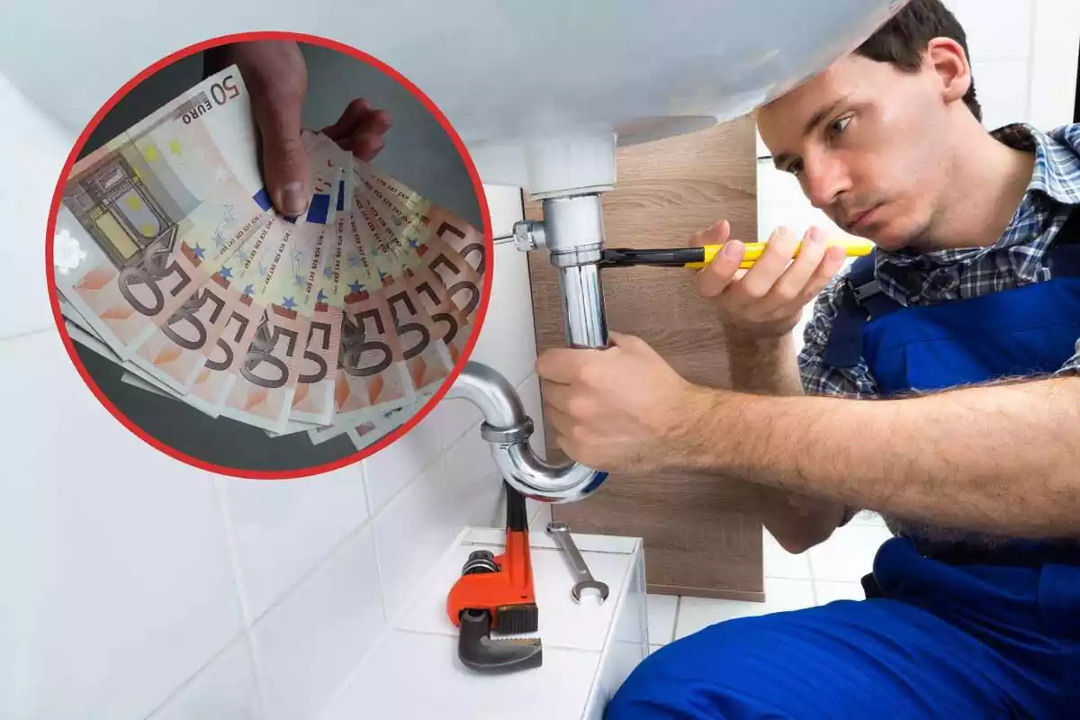 Un fontanero trabaja arreglando una tubería, y en el círculo, billetes de 50 euros