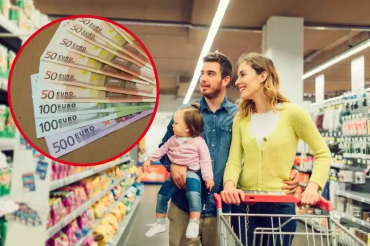 Una familia realiza compras en un supermercado y en el círculo unos billetes de euro