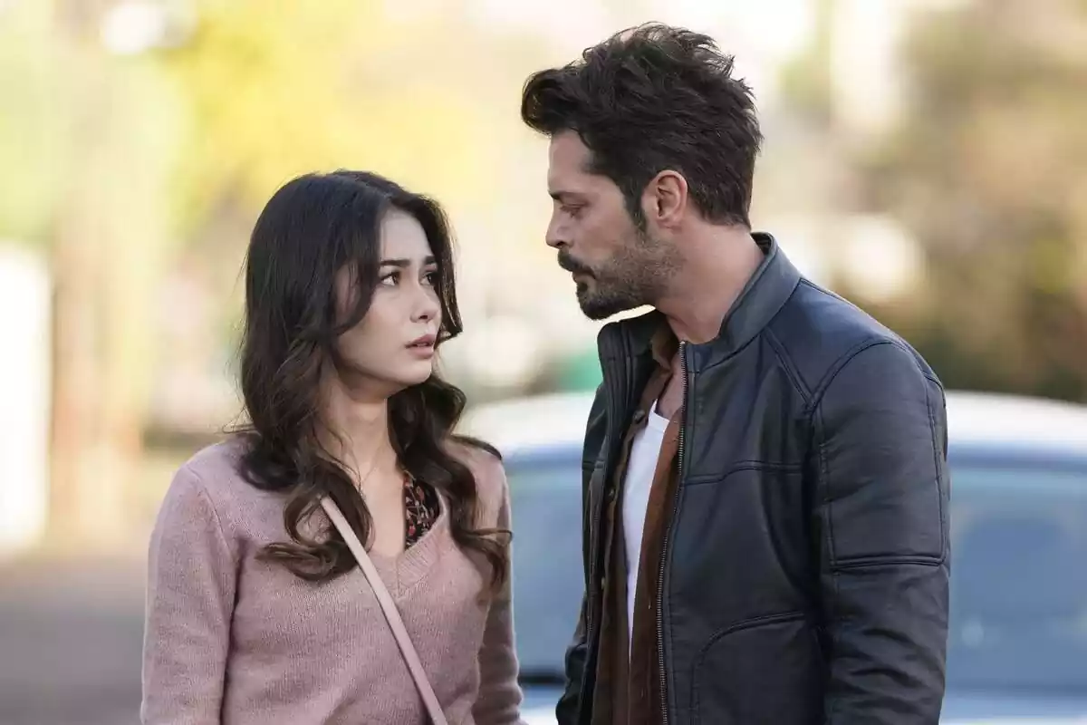 Fotografía de Türkü Su Demirel y Ali Yasin Özegemen, protagonistas de Bahar, la nueva serie turca de Divinity