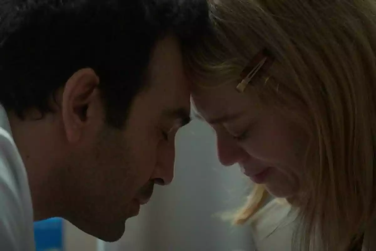 Dos personas -que son Evren y Bahar en 'Rencaer'- con las frentes juntas en un momento de emoción compartida. Dos personas -que son Evren y Bahar en 'Rencaer'- con las frentes juntas en un momento de emoción compartida.