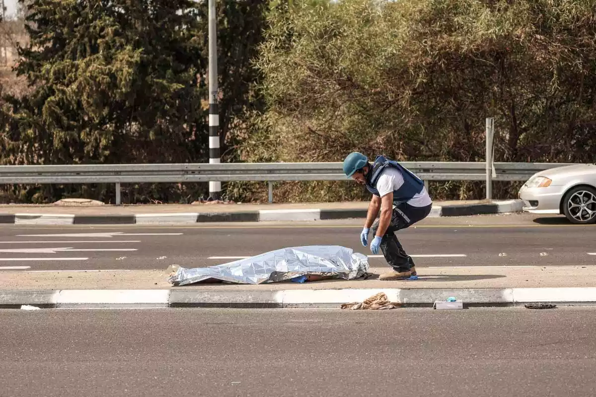 Un paramédico israelí cubre el cuerpo de un hombre palestino muerto Un paramédico israelí cubre el cuerpo de un hombre palestino muerto