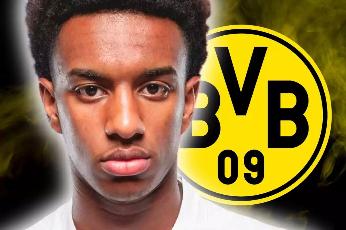 Un joven frente al logo del Borussia Dortmund.