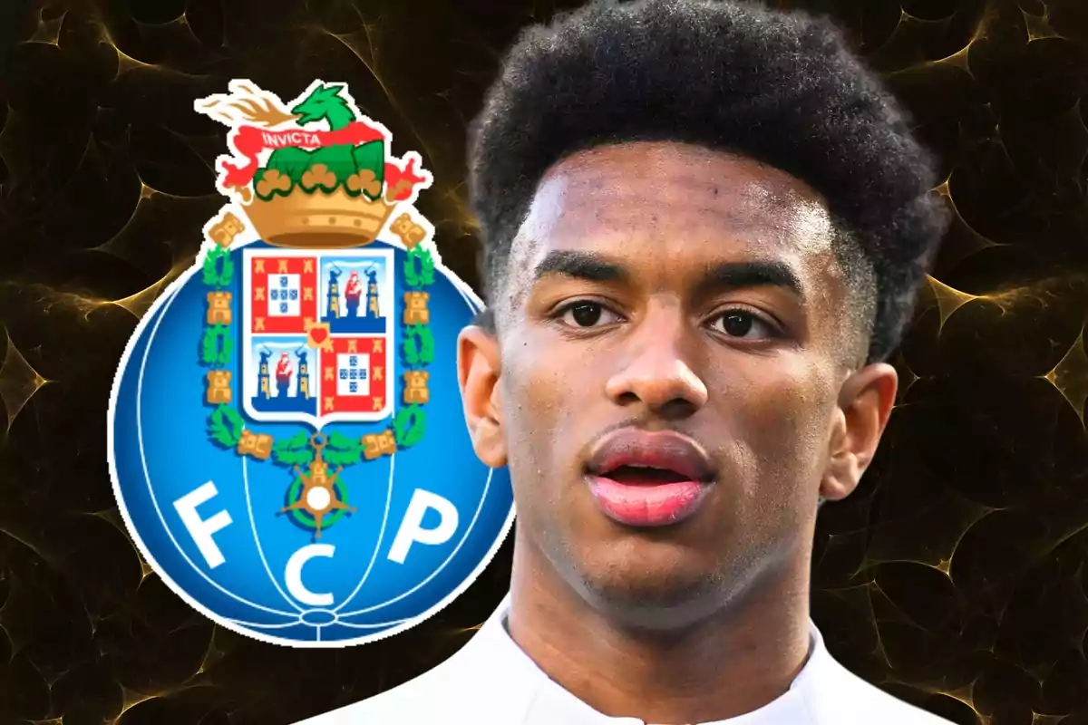 Un joven con una camiseta blanca aparece en primer plano, con el escudo del FC Porto en el fondo.