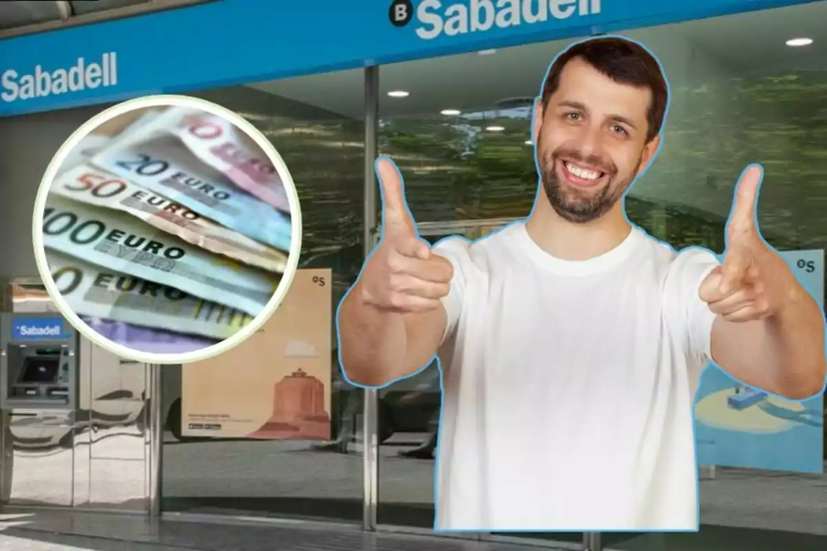 Un hombre sonriente con una camiseta blanca hace un gesto de aprobación con ambas manos frente a una sucursal del banco Sabadell, con una imagen de billetes de euro en la esquina superior izquierda.