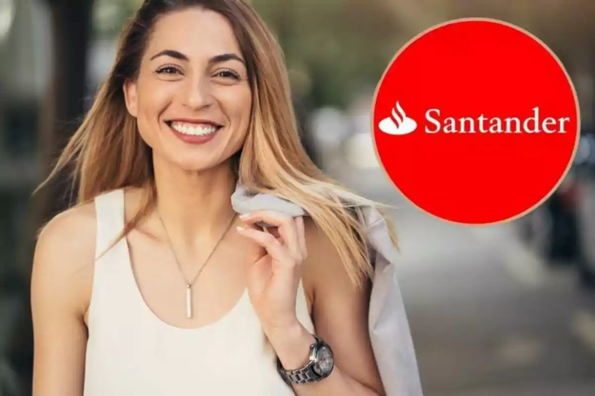 Mujer sonriendo con un logo de Santander en la esquina derecha.