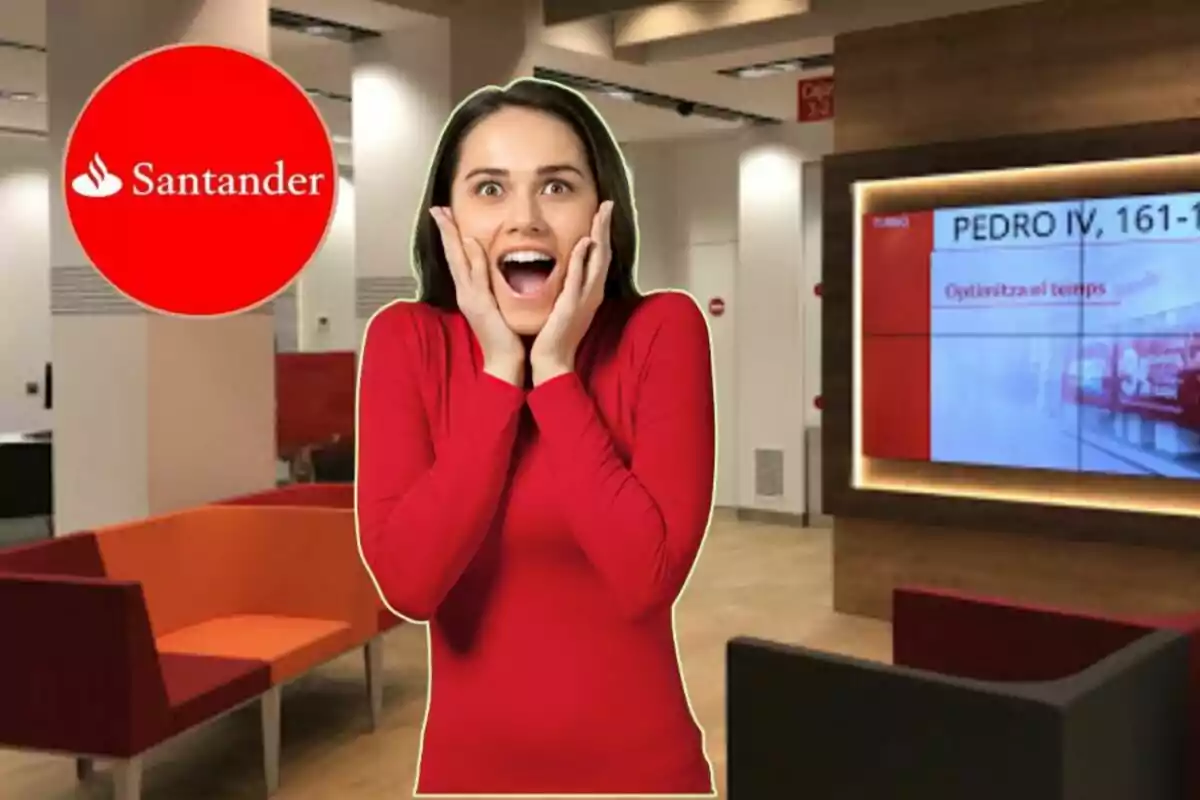 Una mujer con expresión de sorpresa y las manos en las mejillas, vestida de rojo, se encuentra en el interior de una oficina del banco Santander.