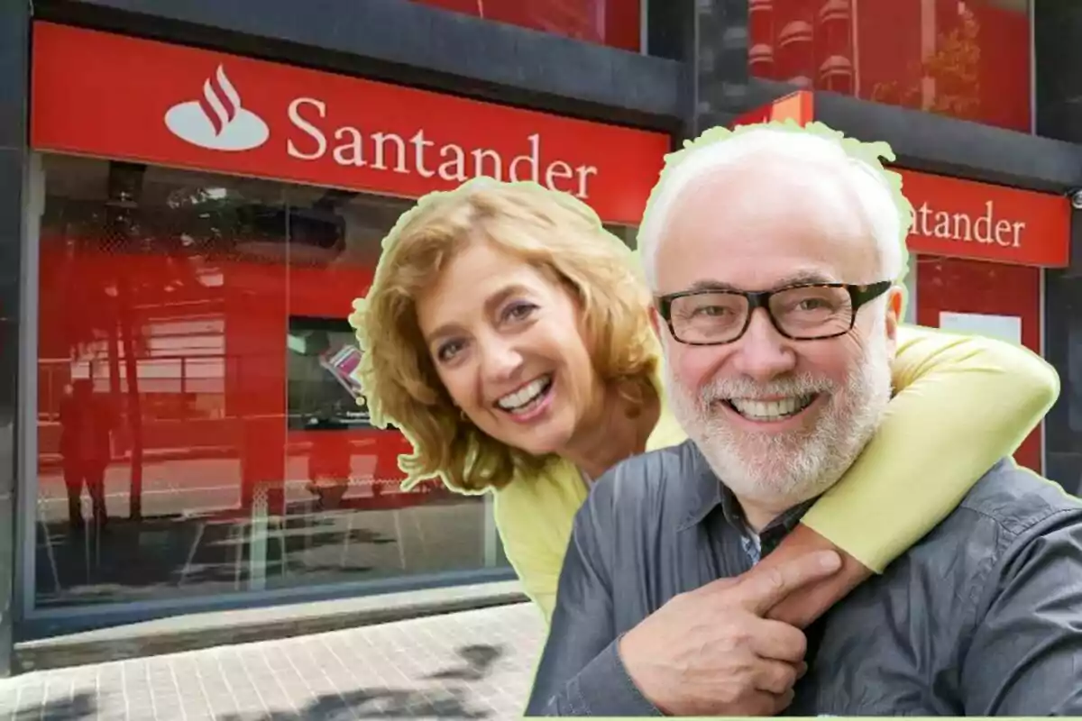 Pareja de personas mayores sonriendo frente a una sucursal del banco Santander.