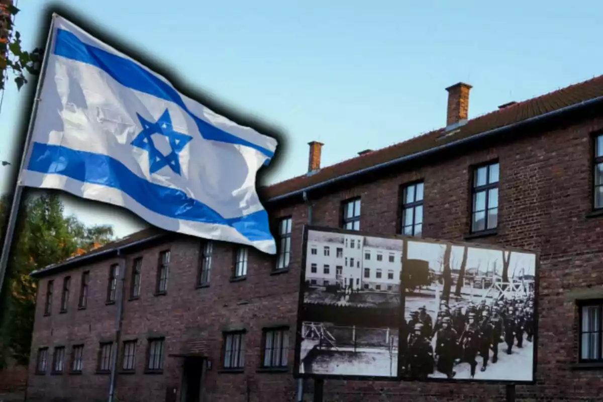 Bandera de Israel ondeando frente a un edificio de ladrillo con un cartel que muestra fotografías históricas del holocausto en blanco y negro. Bandera de Israel ondeando frente a un edificio de ladrillo con un cartel que muestra fotografías históricas del holocausto en blanco y negro.