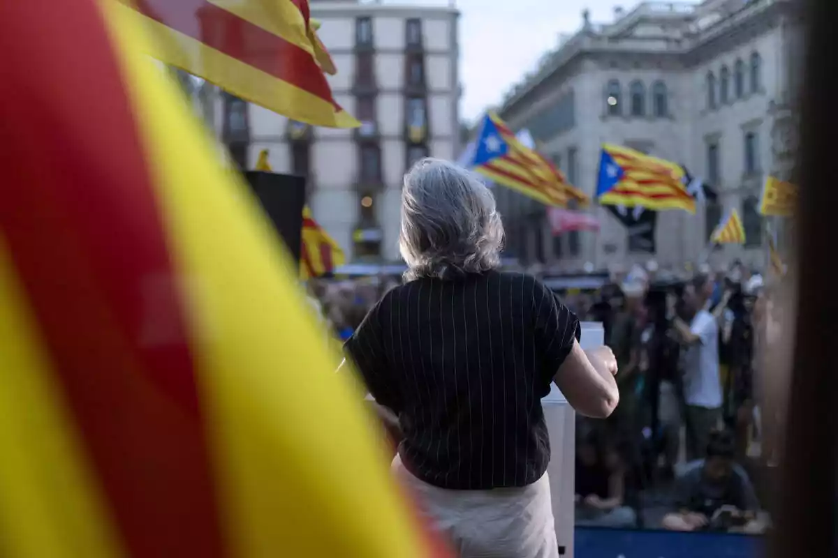 La presidenta de la ANC, Dolors Feliu, interviene durante una protesta convocada por la ANC ante la Generalitat, a 24 de julio de 2023, en Barcelona