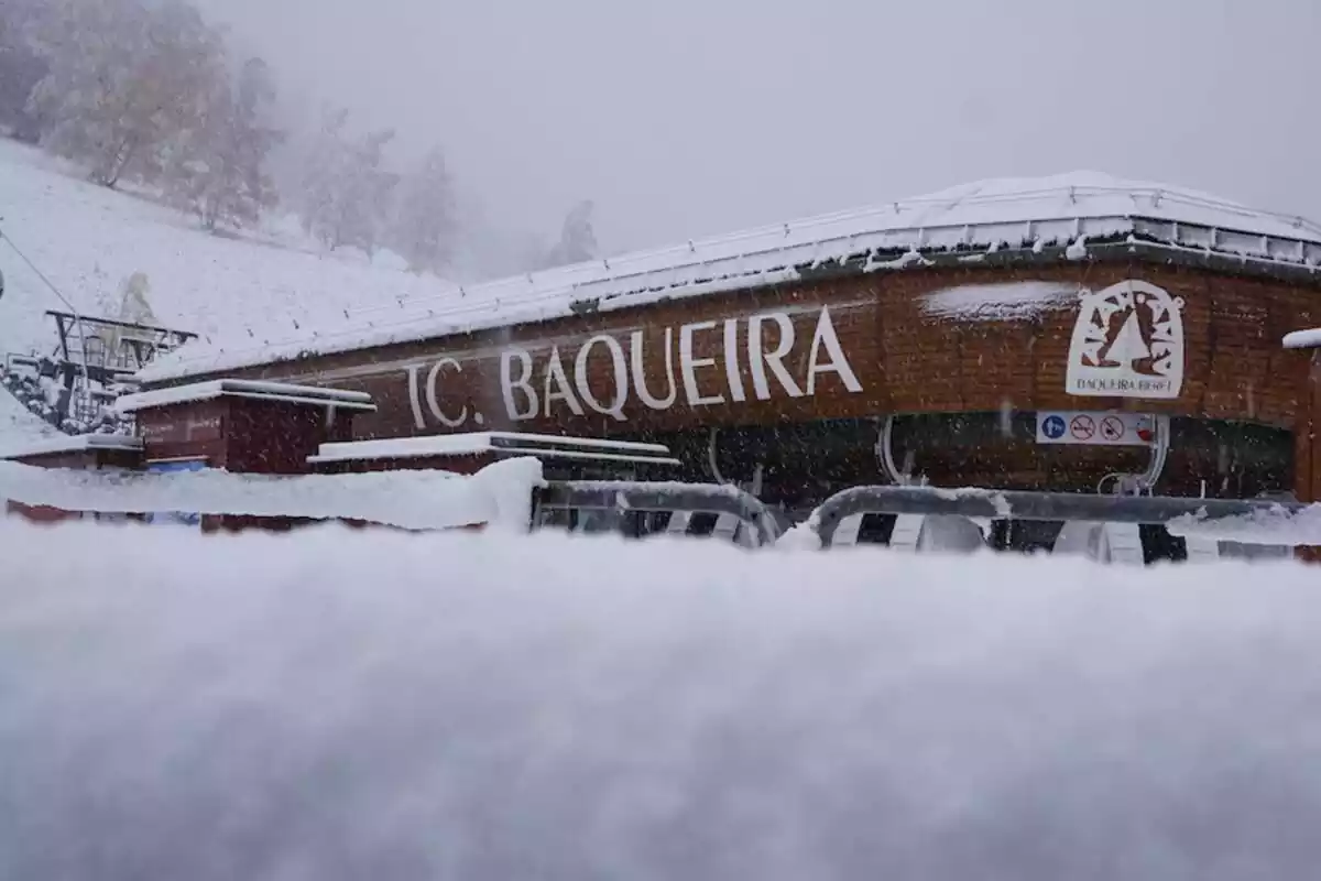 Imagen de la primera nevada en la estación de esquí Baqueira-Beret