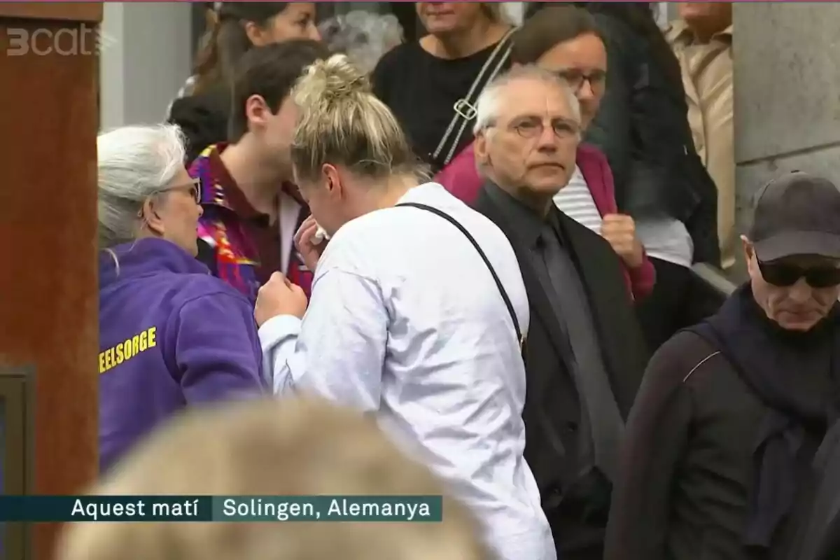 Un grupo de personas se reúne en Solingen, Alemania, esta mañana.