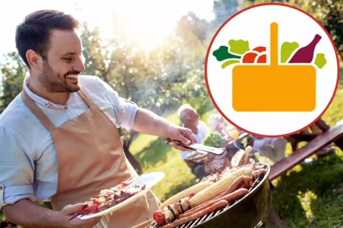 Hombre sonriendo mientras cocina en una parrilla al aire libre con un logotipo de alimentos en la esquina superior derecha.