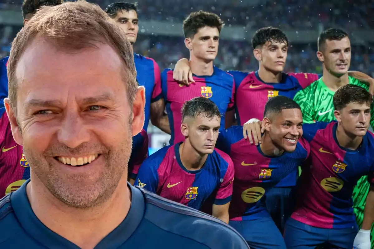 Un grupo de jugadores de fútbol con uniformes del FC Barcelona posando para una foto, con un hombre sonriendo en primer plano.