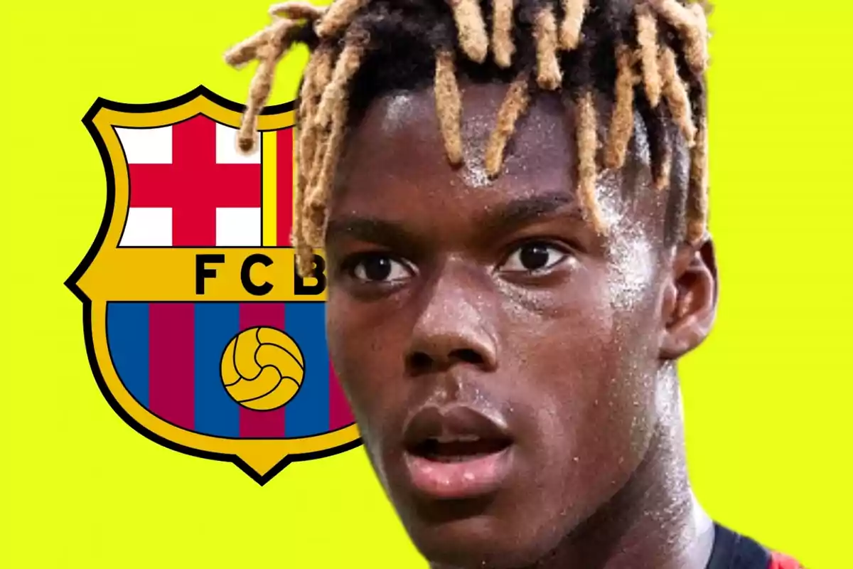 Joven con rastas frente al escudo del FC Barcelona sobre un fondo amarillo.