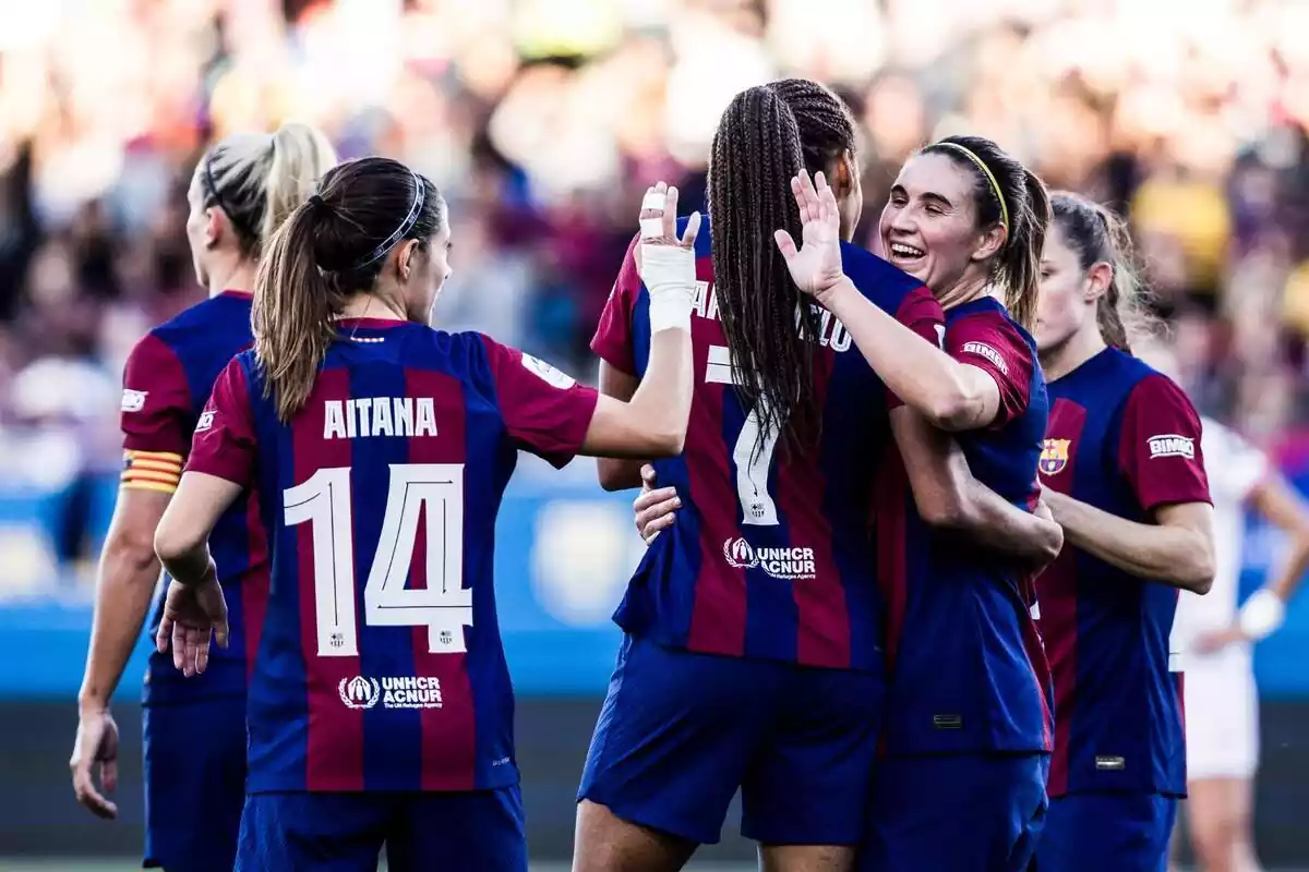Las jugadoras del Barça Femenino celebran un gol chocando las manos y repartiendo abrazos