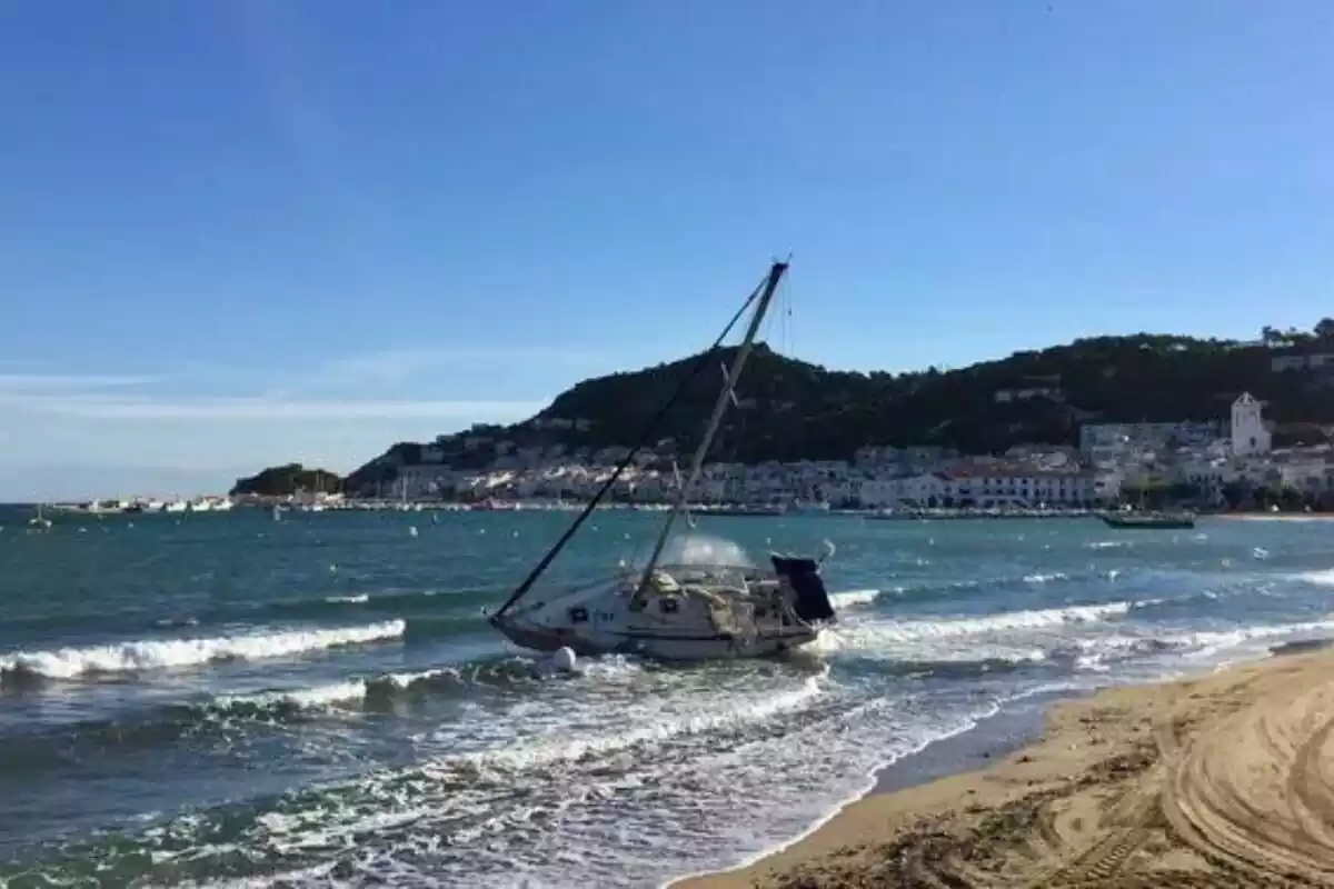 Barco encallado en la playa en el Port de la Selva (Girona)