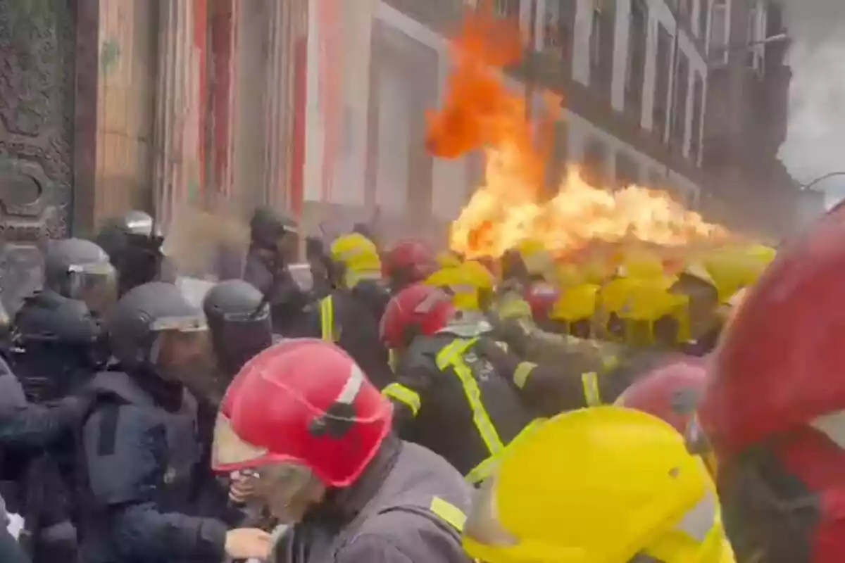 Batalla campal de Bomberos de Ourense contra los antidisturbios de Policia Nacional en la Diputación de Ourense