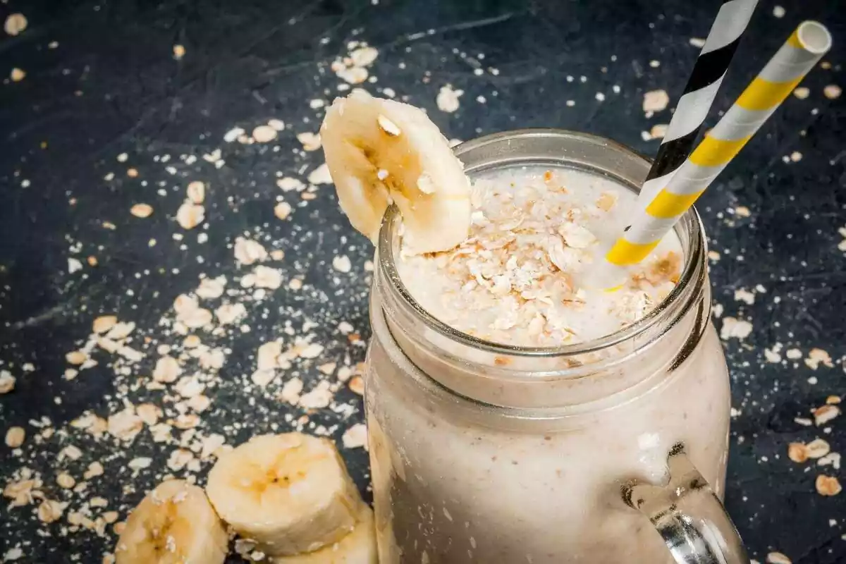 Batido de avena y plátano en un vaso de cristal