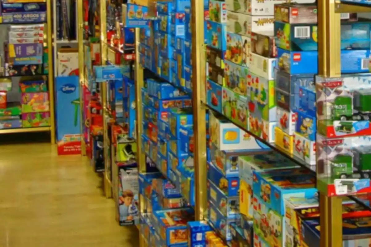 Estanterías llenas de cajas de juguetes en una tienda. Estanterías llenas de cajas de juguetes en una tienda.