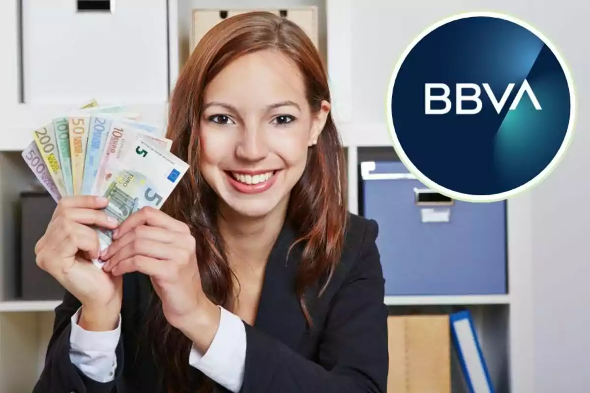 Una mujer sonriente sosteniendo billetes de euro con el logotipo de BBVA en la esquina superior derecha.