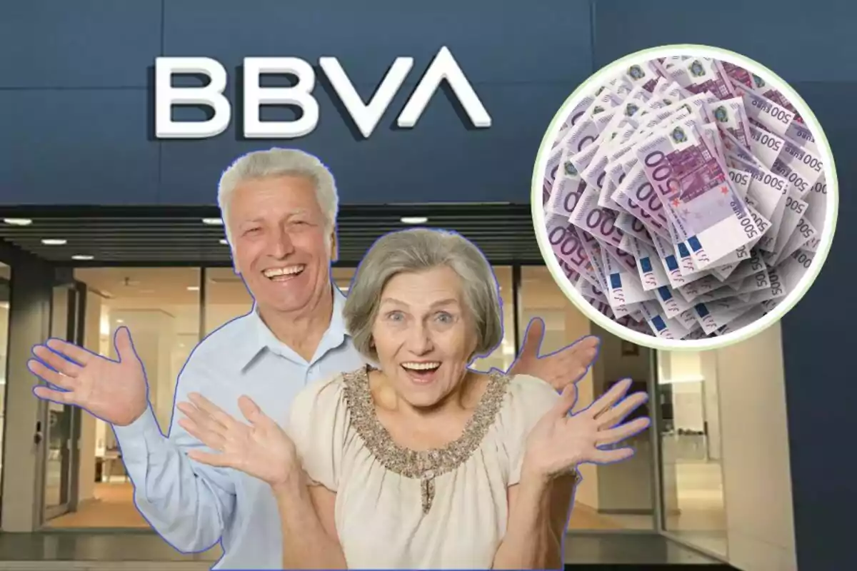 Una pareja de personas mayores sonríe frente a una sucursal de BBVA, con una imagen de billetes de 500 euros en la esquina superior derecha.