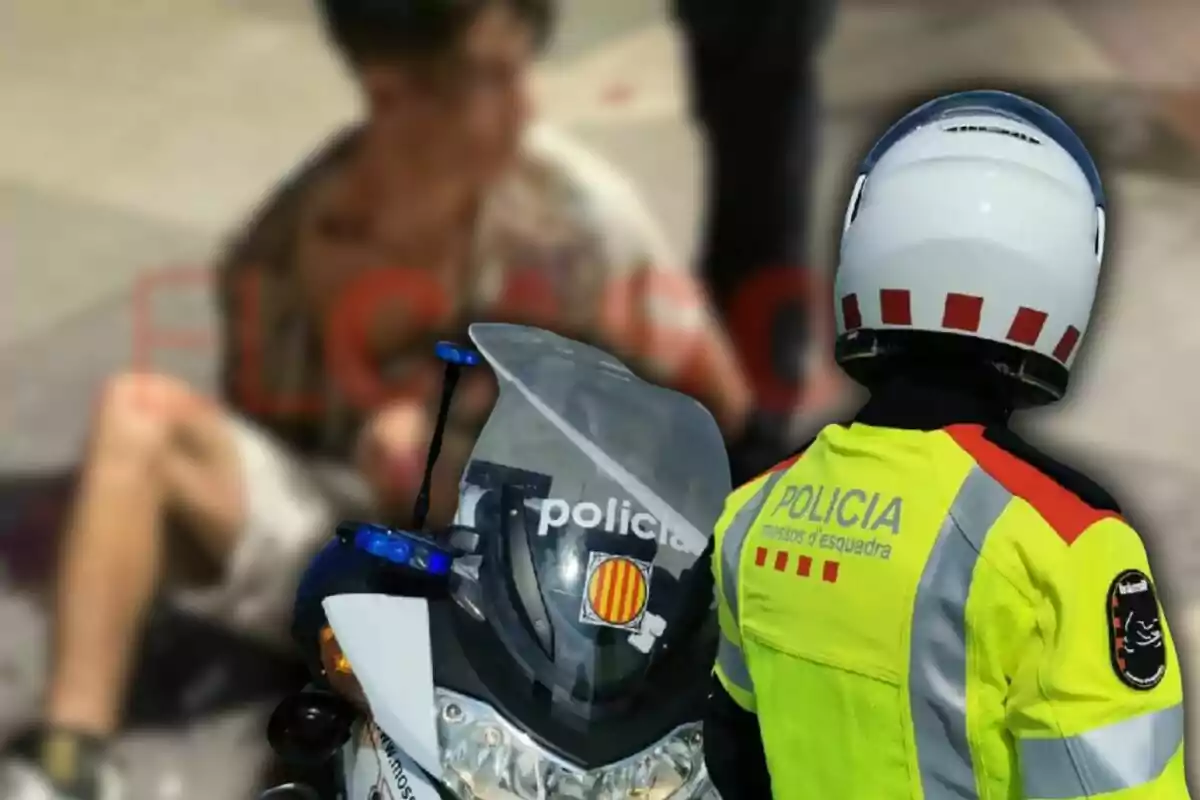 Un policía de los Mossos d'Esquadra está de espaldas junto a una motocicleta, mientras al fondo se ve a una persona sentada en el suelo.