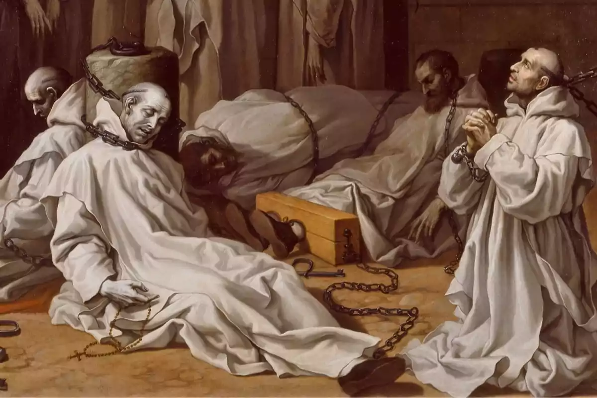 Varios monjes vestidos con hábitos blancos están encadenados y sentados o recostados en el suelo, algunos rezan y otros parecen exhaustos o dormidos, en un ambiente sombrío y austero Varios monjes vestidos con hábitos blancos están encadenados y sentados o recostados en el suelo, algunos rezan y otros parecen exhaustos o dormidos, en un ambiente sombrío y austero